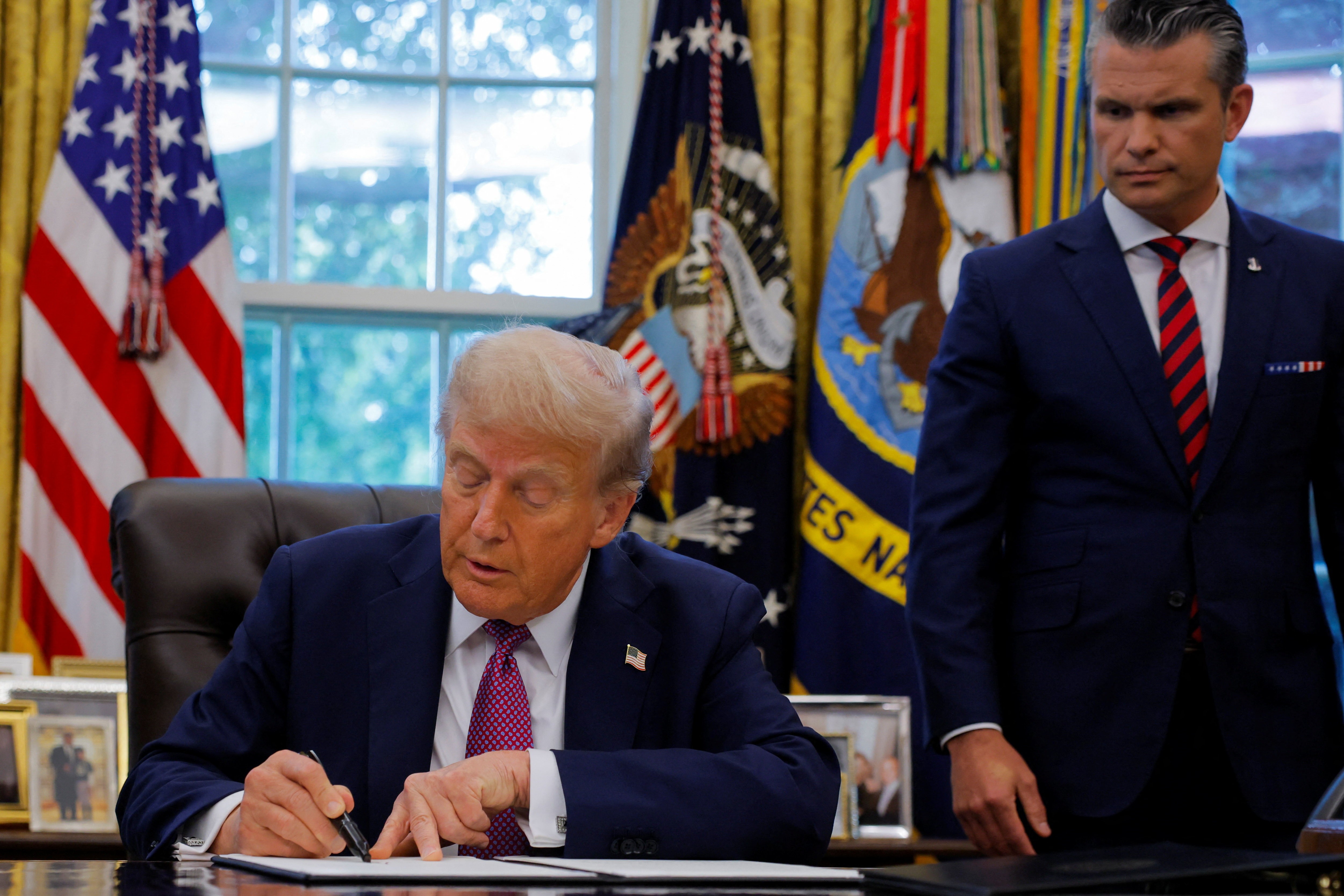 Trump assina ordem para mudar nome do Pentágono para 'Departamento de Guerra'