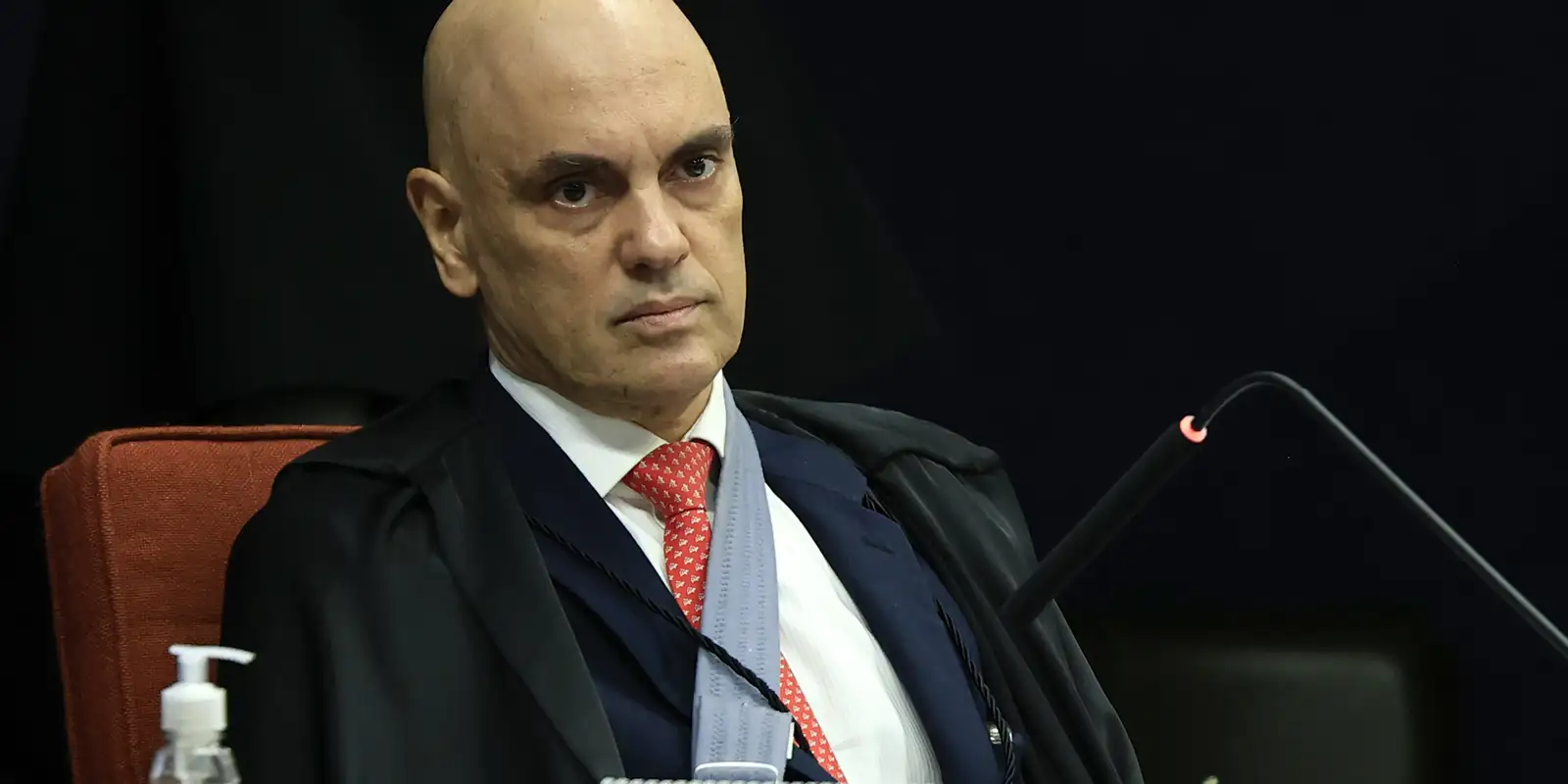 Moraes autoriza Bolsonaro a fazer cirurgia, mas nega prisão domiciliar