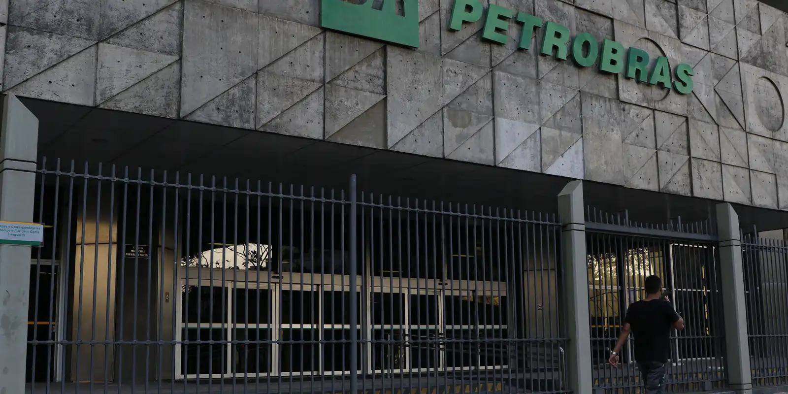 Federações se dividem sobre futuro da greve na Petrobras