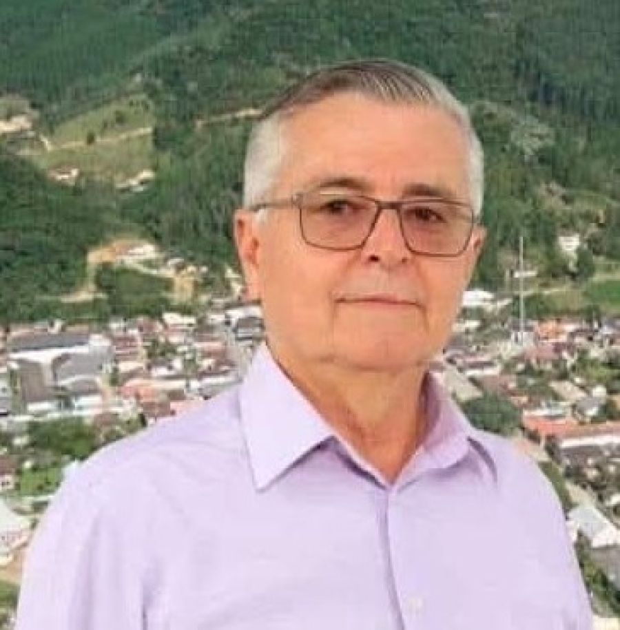 Vereador acumula 18 semanas de ausência nas sessões, apresenta atestados médicos e é visto circulando pela cidade