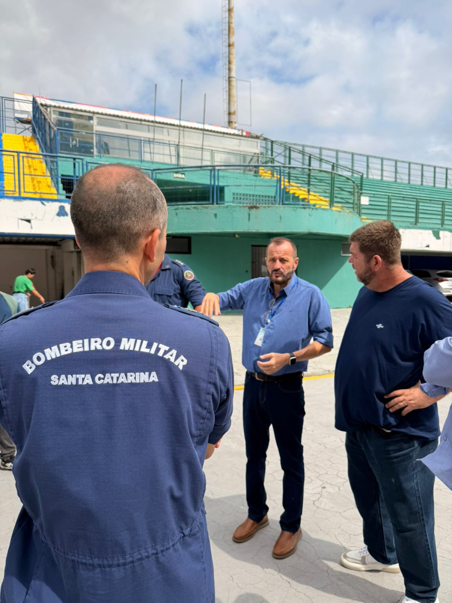 Nos 100 anos dos Bombeiros de SC, uniformes antigos são reaproveitados em ação de capacitação com o Projeto Rumo Certo