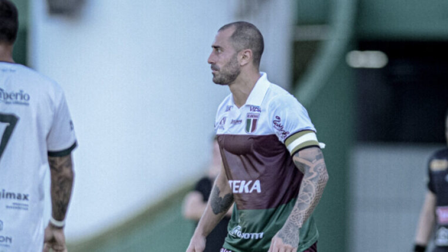 Marquinhos Pedroso vibra com classificação antecipada do Blumenau na Série D após vitória expressiva sobre o Azuriz