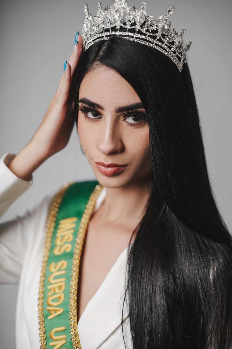 Catarinense busca apoio para representar o Brasil em concurso internacional para mulheres surdas