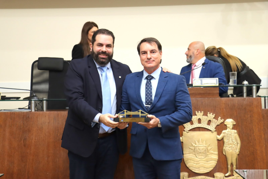 João Cobalchini homenageia personalidades com serviços prestados a Florianópolis