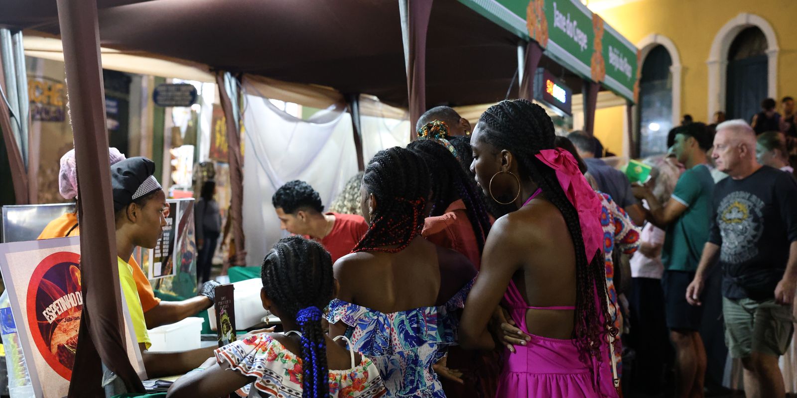 Flipelô começa em Salvador com música, poesia e grande participação