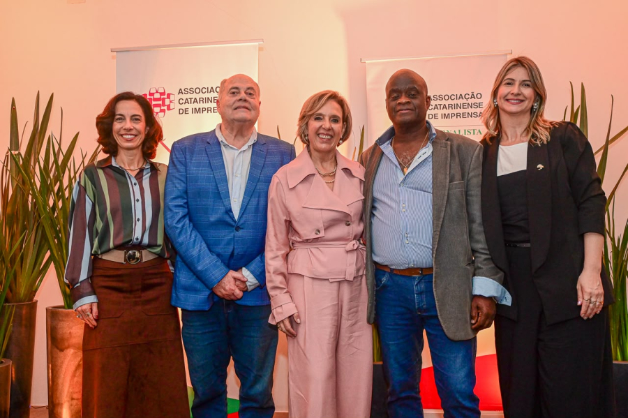 Lúcia Helena Vieira assume presidência da Associação Catarinense de Imprensa