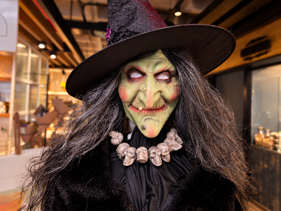 Pátio Milano promove tour de Halloween com personagens assustadores e caça aos doces