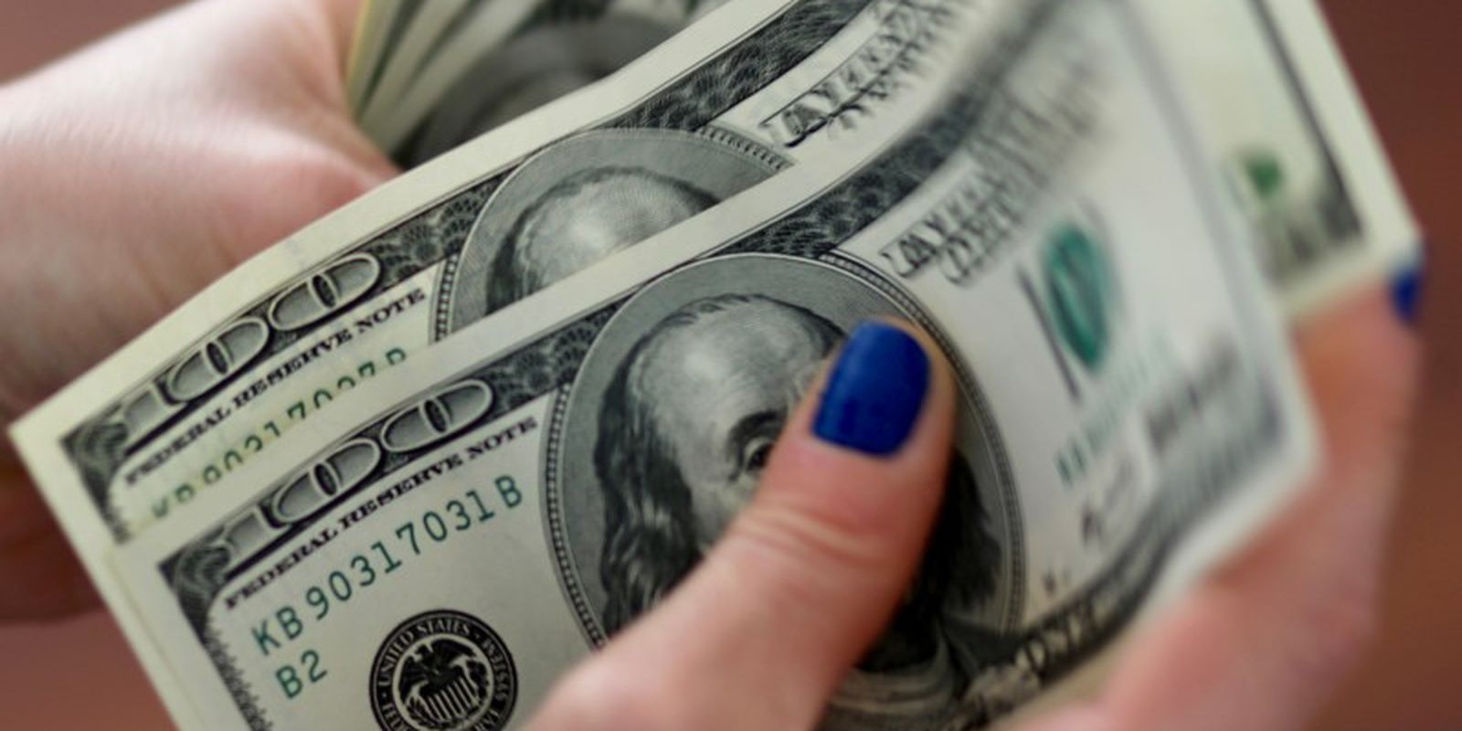 Dólar cai para R$ 5,60, e bolsa fecha em máxima histórica