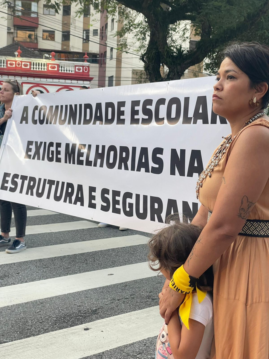 Vereadora Ingrid Sateré Mawé participa de ato por reforma urgente no NEIM Almirante Lucas e reforça luta pela valorização da escola pública
